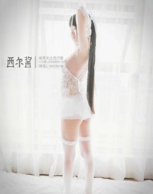 她唇之下