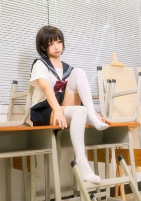 伸进她的小内裤里疯狂揉摸动漫